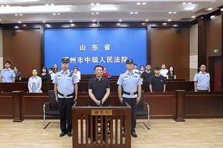 琼斯手部打到李梦后者痛苦倒地 裁判回看后没有补吹犯规